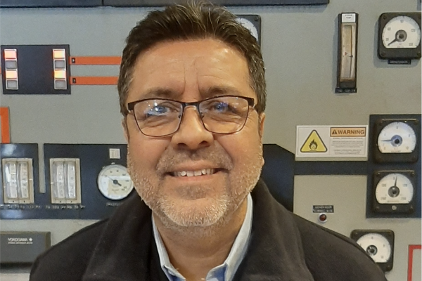 DFMas's tweet photo. 🪟 #DFMAS Mauricio Zamorano, último jefe de turno de la Unidad 1 Ventanas. "Soy un convencido de que las energías verdes y más limpias son el camino natural que AES Gener debe seguir".
El testimonio del último empleado de la planta: https://t.co/yHxhXuKDAp https://t.co/nkyuBZAXr3