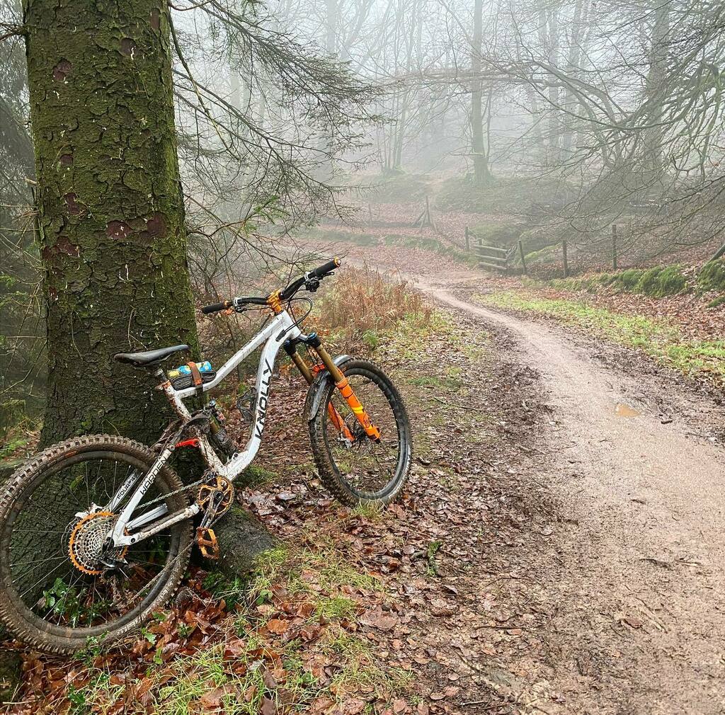 Kristoffrides's tweet photo. Today’s ride was such a laugh, through the mist and the puddles and the glorious mud 💩🤘🏽
.
@knollybikes @knollyknation_uk
.
.
#mtb #mist #woods #trees #forest #outside #outdoors #mtblife #loamlife #totalmtb #knolly #knollybikes #knollyknation #raw … https://t.co/DnnaWwFoJ4 https://t.co/pXswXUex7s
