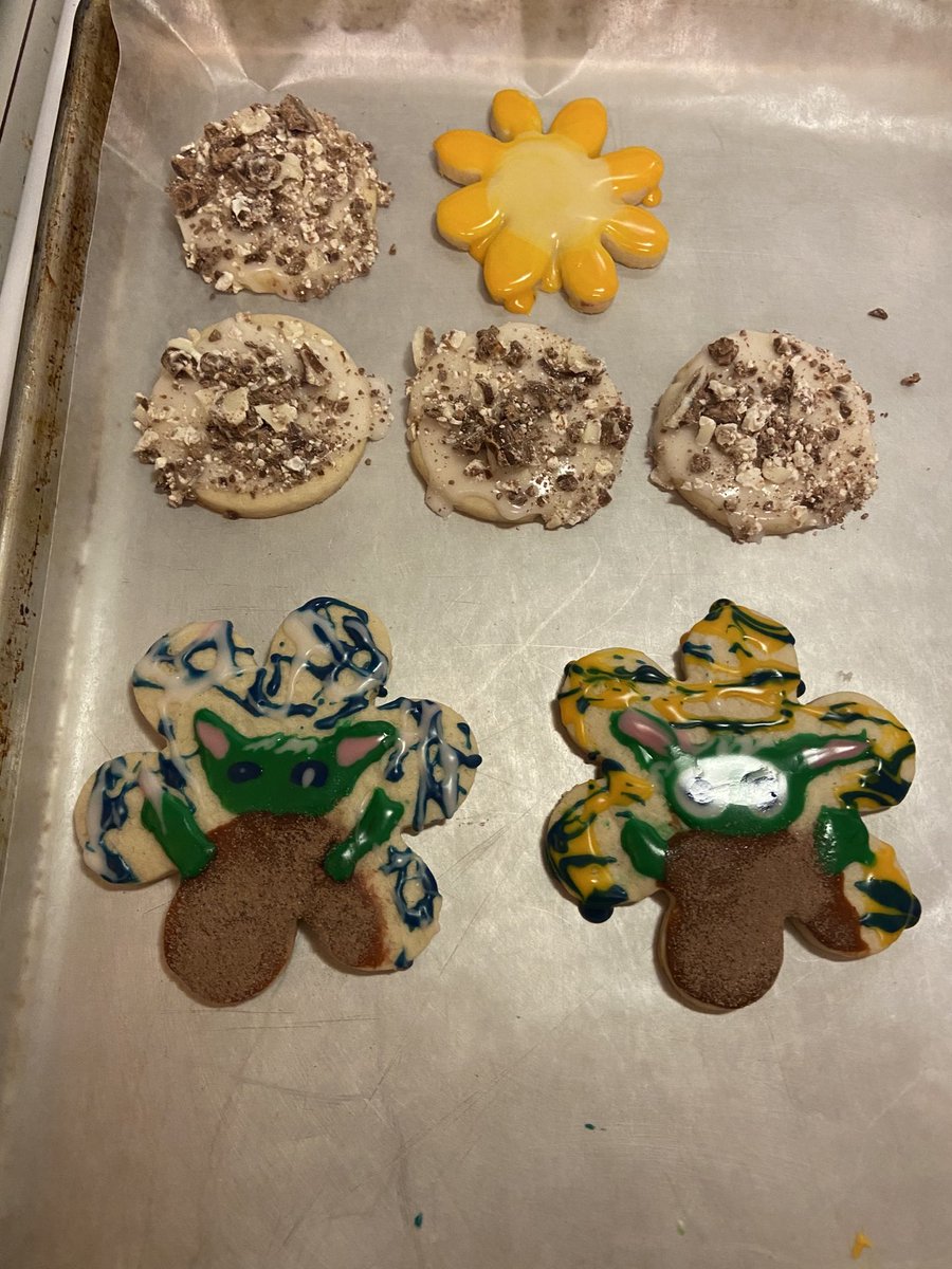 MeredithP11's tweet photo. Sugar cookie art. :) ⁦@NAHS4AFHS⁩ ⁦@AFHSVisualArts⁩ ⁦@JenCave_73⁩ ⁦@ArtwithHarkins⁩ https://t.co/oBm2kJ5BIl