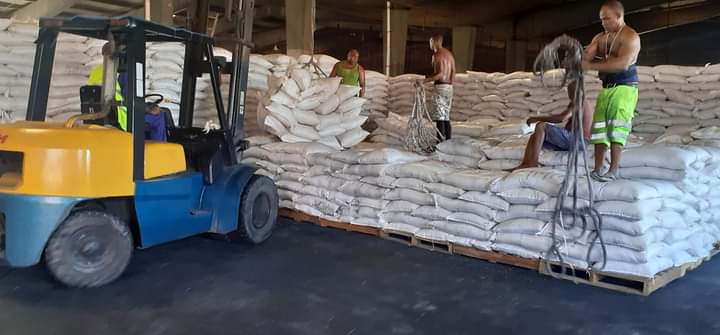 MarzoWilfredo's tweet photo. Los Portuarios dando un #SI por #Revolución trabajan a todo tren en la extracción de mercancías de nuestras terminales portuarias. Apoyando la Operación Puerto Transporte Economía Interna. No importan las inclemencias del tiempo, ni los días festivos. #SEPOC_A_LA_VANGUARDIA https://t.co/sY1xRF6q5M