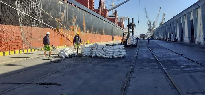 MarzoWilfredo's tweet photo. Los Portuarios dando un #SI por #Revolución trabajan a todo tren en la extracción de mercancías de nuestras terminales portuarias. Apoyando la Operación Puerto Transporte Economía Interna. No importan las inclemencias del tiempo, ni los días festivos. #SEPOC_A_LA_VANGUARDIA https://t.co/sY1xRF6q5M