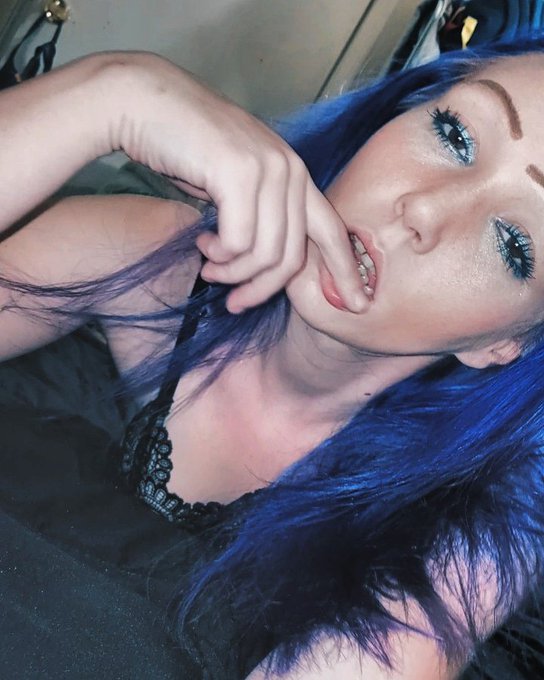 Everyone go sub to my onlyfans FREE till Jan 7th. You have to pay for nudes and videos rn. Jan 7th my