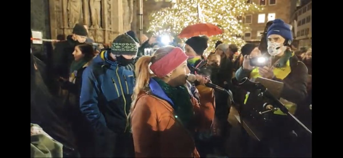 hagbardceline78's tweet photo. Die hier sagt „...die #Polizei sind auch nur Menschen und all lives matter.“ Alter. #nbg0301 #nürnberg #querstinker @nuernberg_de btw. Leute dicht an dicht. https://t.co/DJg56Wu88e