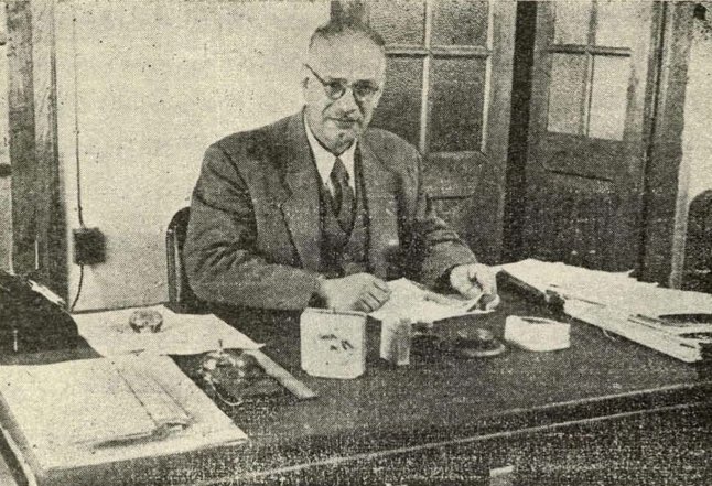  تعينت د. نجلاء أبو عزالدين مديرة لتعليم البنات في الكويت عام ١٩٥٠، وأرجح بأن ذلك كان بسبب علاقتها التنظيمية السابقة بمدير المعارف درويش المقدادي وبعض تجار الكويت مثل نصف اليوسف ممن كانوا أعضاء في جماعة الكتاب الأحمر، واستمرت هذه العلاقات بالرغم من توقف عمل الجماعة في عام ١٩٤٥