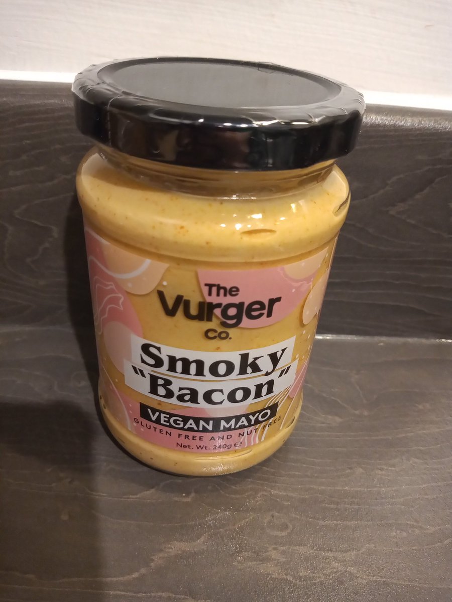 A thread of  #vegan foods that are pretty easily accessible in the shops. Otherwise known as ...'stuff in my cupboards'  #veganfood  #veganrecipehour 
