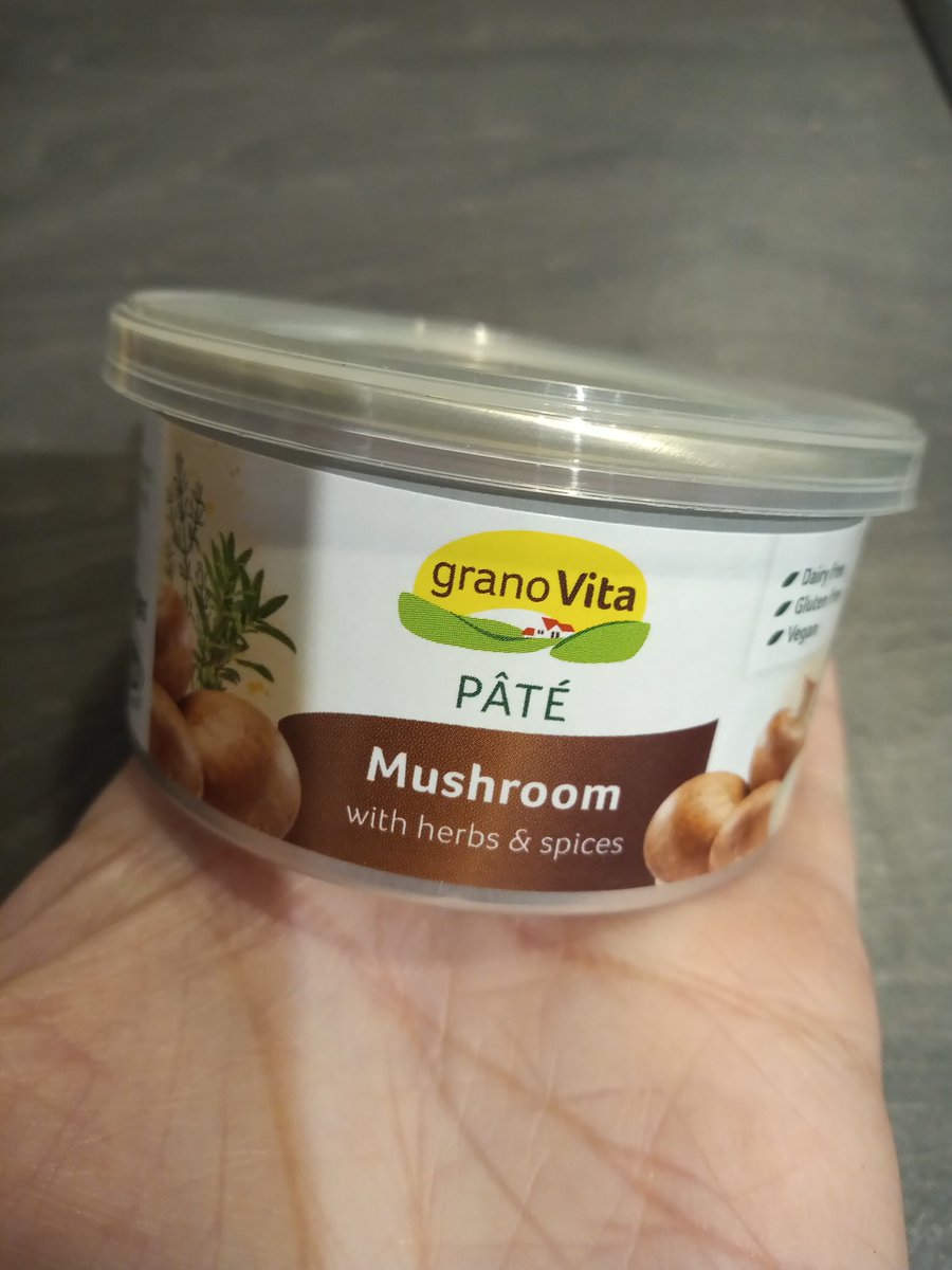 A thread of  #vegan foods that are pretty easily accessible in the shops. Otherwise known as ...'stuff in my cupboards'  #veganfood  #veganrecipehour 
