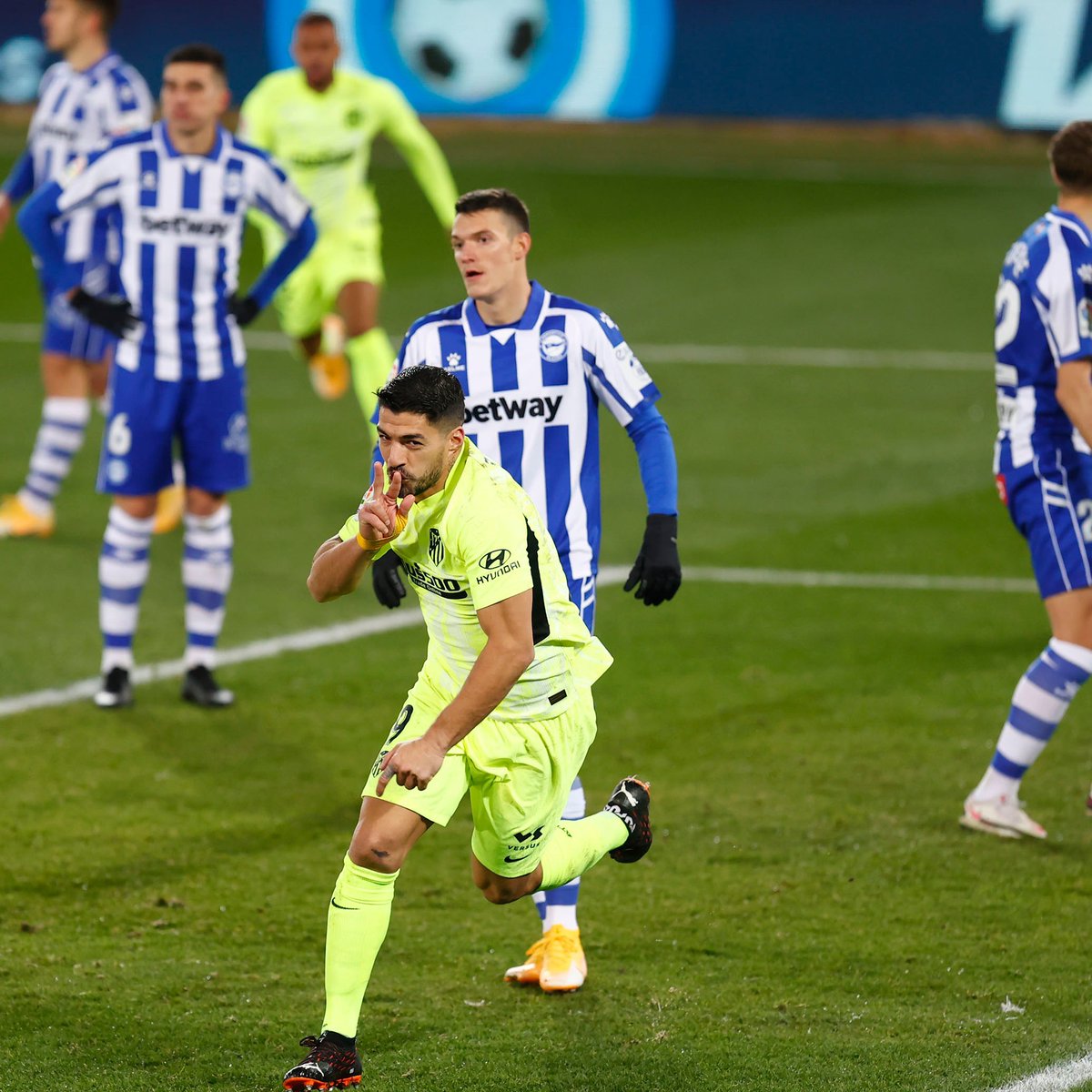 pseuman's tweet photo. Je voulais juste souligner ici que le @FCBarcelona a cédé gratuitement Luis Suarez à l'@Atleti cet été car il n'entrait plus dans les plans et qu'aujourd'hui il compte plus de buts en Liga que Griezmann, Dembélé, Braithwate et Coutinho réunis.
#ALAATM #AlavesAtletico https://t.co/psnL1teS0G