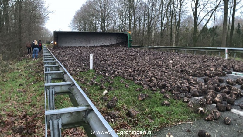 Op de N387 bij #Schildwolde is zondagmiddag rond half vijf een vrachtwagen gekanteld.