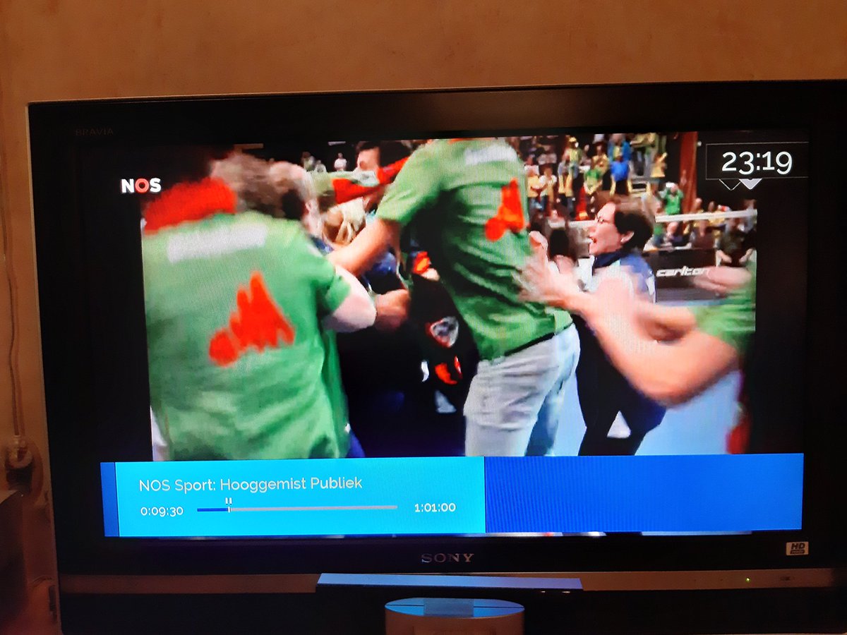 Zie ik vandaag bij het npo1 programma NOS sport: "Hooggeeerd publiek" toch weer een flits van een zoveelste  landskampioenschap van VELO badminton kort langskomen. Mooie herinneringen!