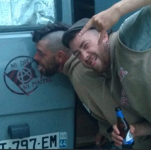 BourlieuxJimmy's tweet image. #Lieuron 
Les gauchistes : "Arrêtez de dire que les #raveparty sont des repères de punks à chien !"

La réalité :