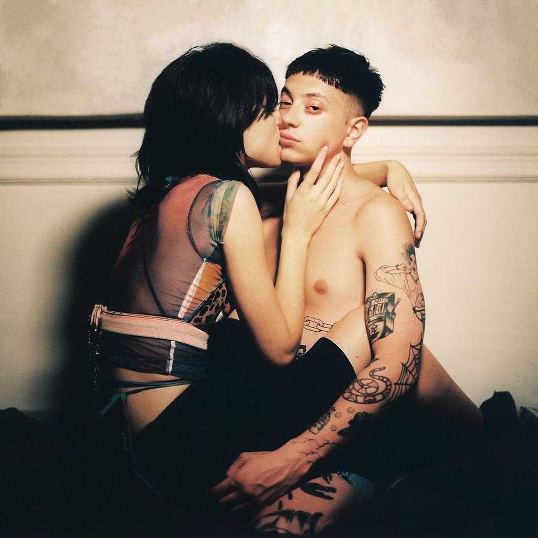 Reposted from <a href="/pacoamoroso/">francisco cruz</a> Sabe ya disponible en todas las plataformas digitales 

Prod by <a href="/b4byb00m/">BabyBoom</a> / Video: @orcovideos
Foto de tapa: <a href="/sofiamalamute/">fivefivefivefivefive</a>
Prod General: <a href="/estoesclix/">Clix</a>
Mix: <a href="/t/">Tantek</a>.0_mas 
Master: @jaimeestalella