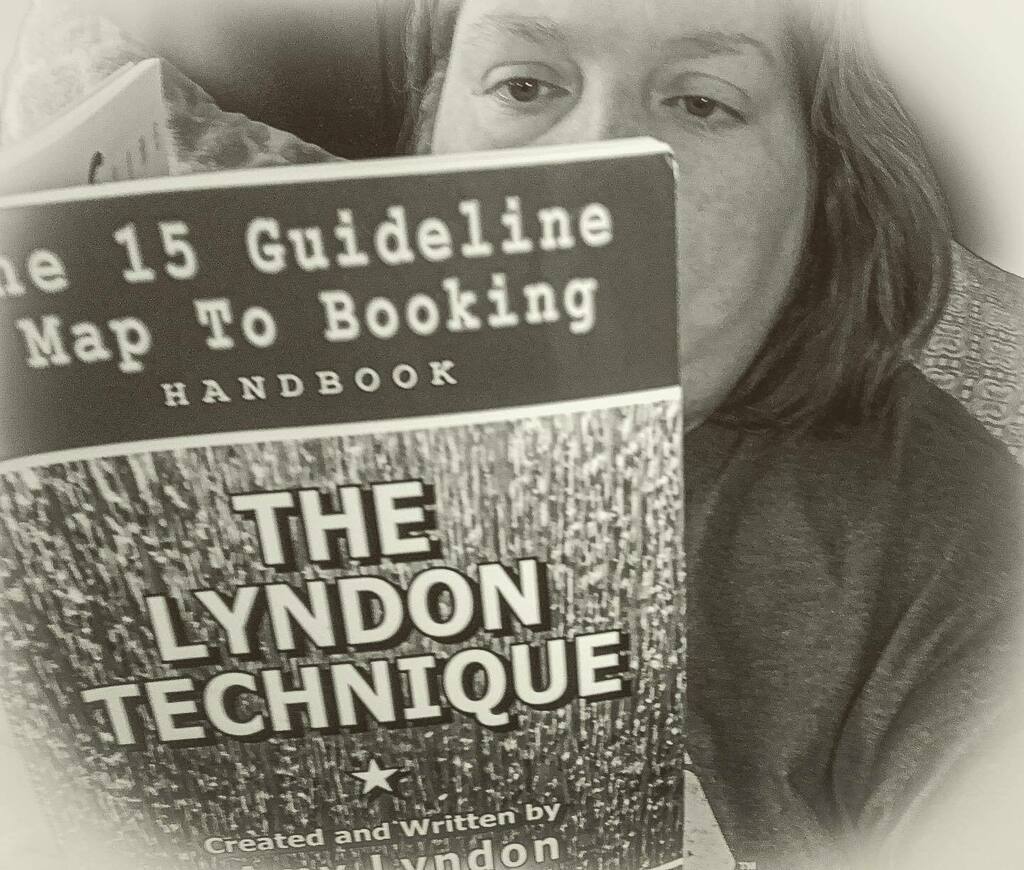 I am hoping for many wonderful adventures in my career this year 

Starting the year right by reading @amylyndon book #thelyndontechnique 

#actresslife #actress #amylyndon #goalsetting #annamariarodiger