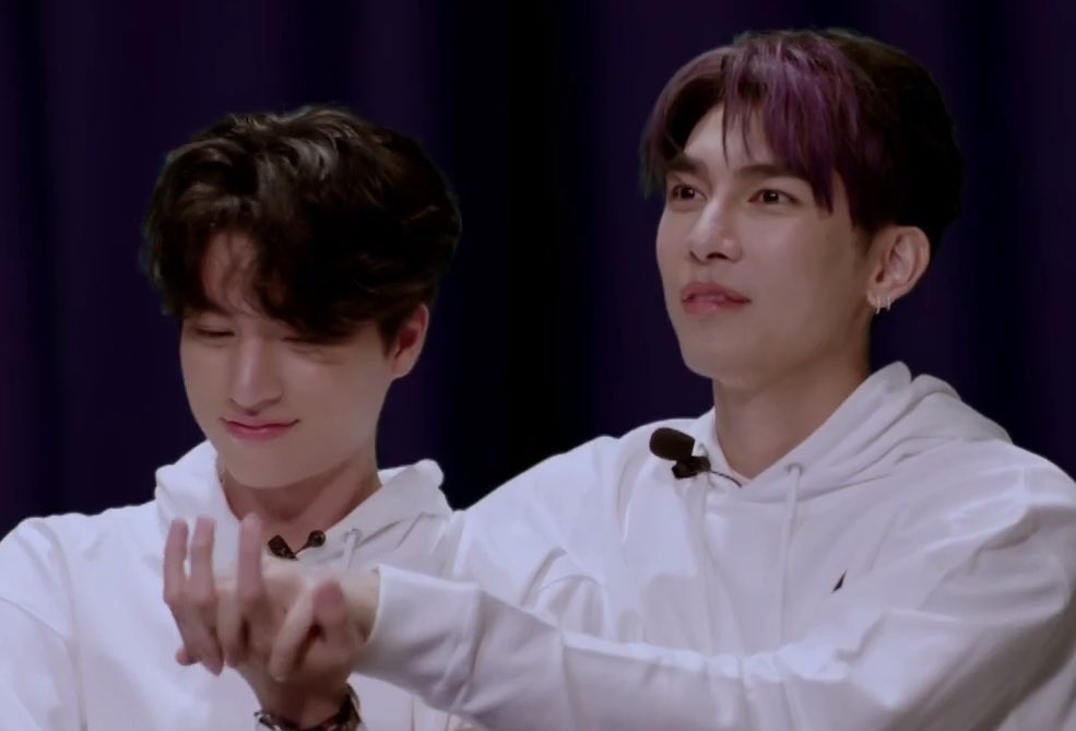 BEST MEWGULF MOMENTS 2020 RANKINGS#8. the ICONIC urban decay live where they played football (more like being all over each other) and mew prepared a whole concert for gulf because gulf had never been to a concert before [143 votes] 4.46%