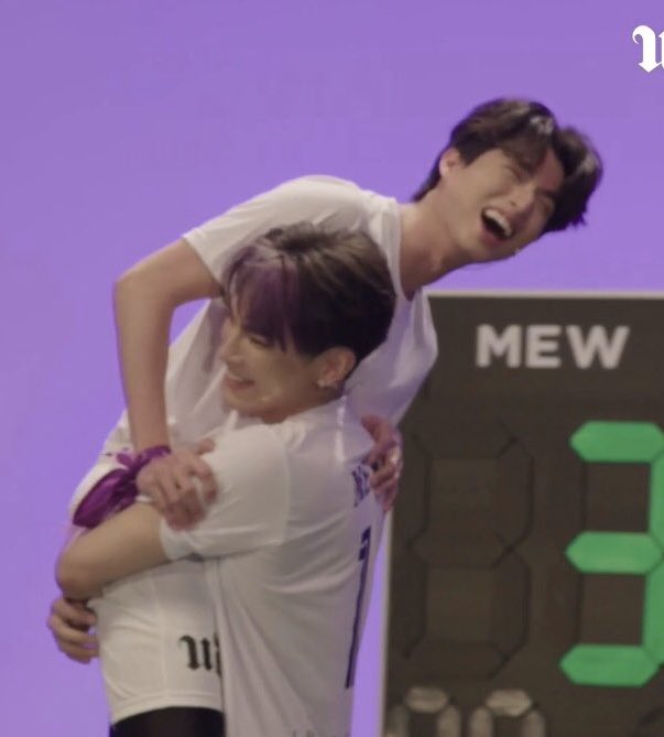 BEST MEWGULF MOMENTS 2020 RANKINGS#8. the ICONIC urban decay live where they played football (more like being all over each other) and mew prepared a whole concert for gulf because gulf had never been to a concert before [143 votes] 4.46%