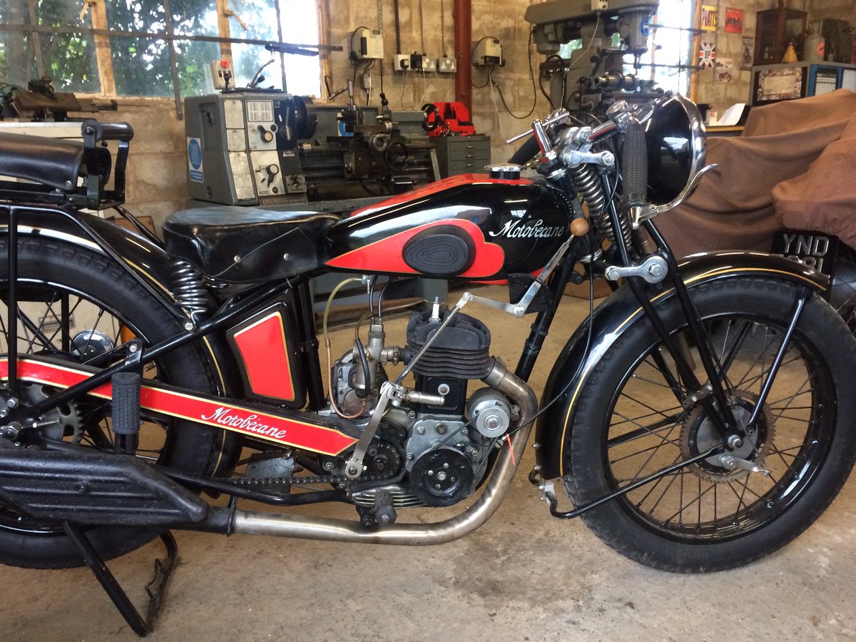 SbSteveb160's tweet image. Been fettling this 1933 motobecane. It’s running quite well and has a clever unit type gearbox. Lever type throttle and hand change could be interesting!