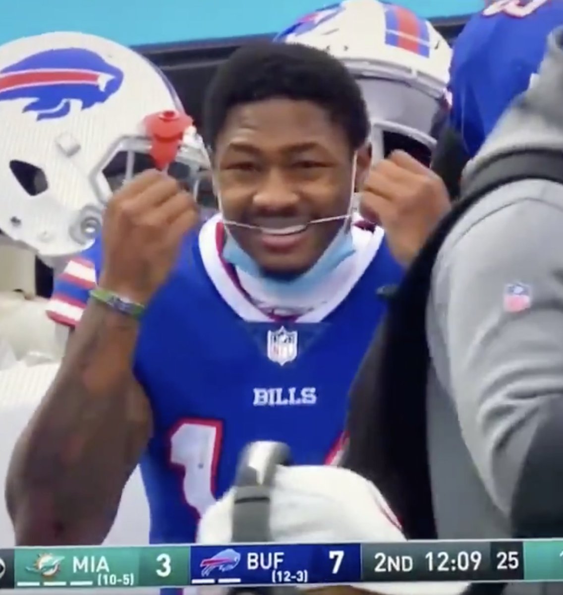 CBSSports's tweet photo. Stefon Diggs is LITERALLY out here FLOSSIN' https://t.co/OzFT8sPwjh