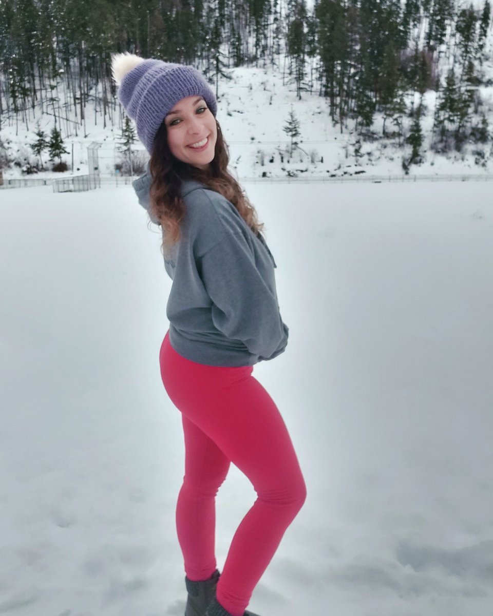 Going into 2021 with a big smile cause my health &amp; fitness is my top priority and also my MUSIC!🎵 Can't wait to start my songwriting tomorrow and continue on my fitness journey!🐺🥊
#emoiryah