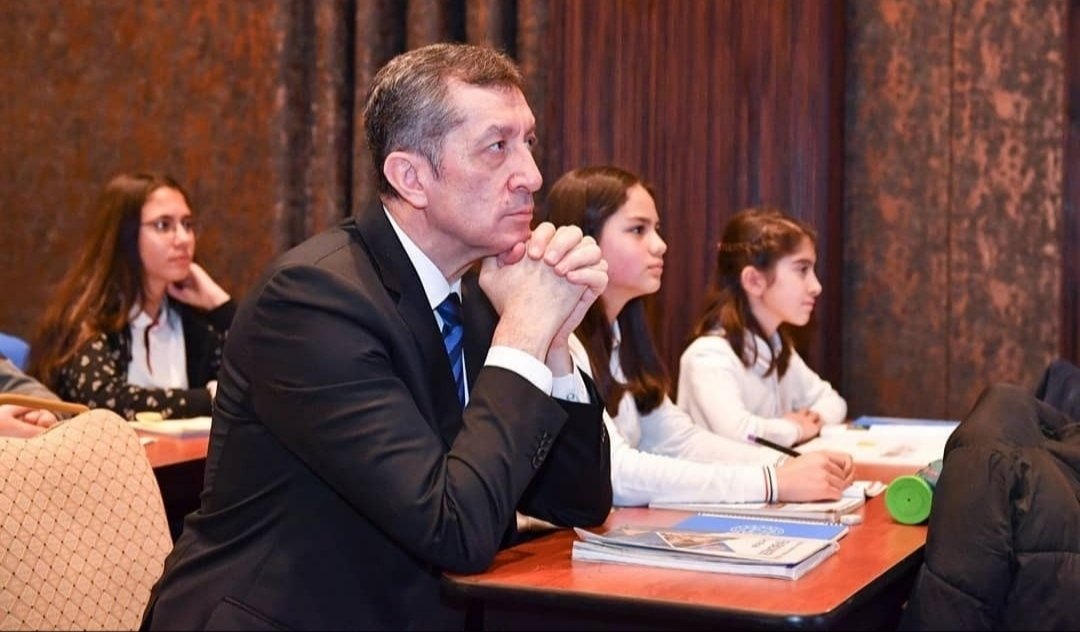 #ZiyaSelçuk: Salgın sona erecek, okullarda sosyal mesafesiz eğitime devam edeceğiz.Okullar arası voleybol maçı yapacağız, okullarımızın aylardır boş kalan spor salonlarında ilk servis atışını ben yapacağım. Her sandalyede 1 öğrenci olacak. Maç bitiminde ıslık çalacağız.Olur mu?