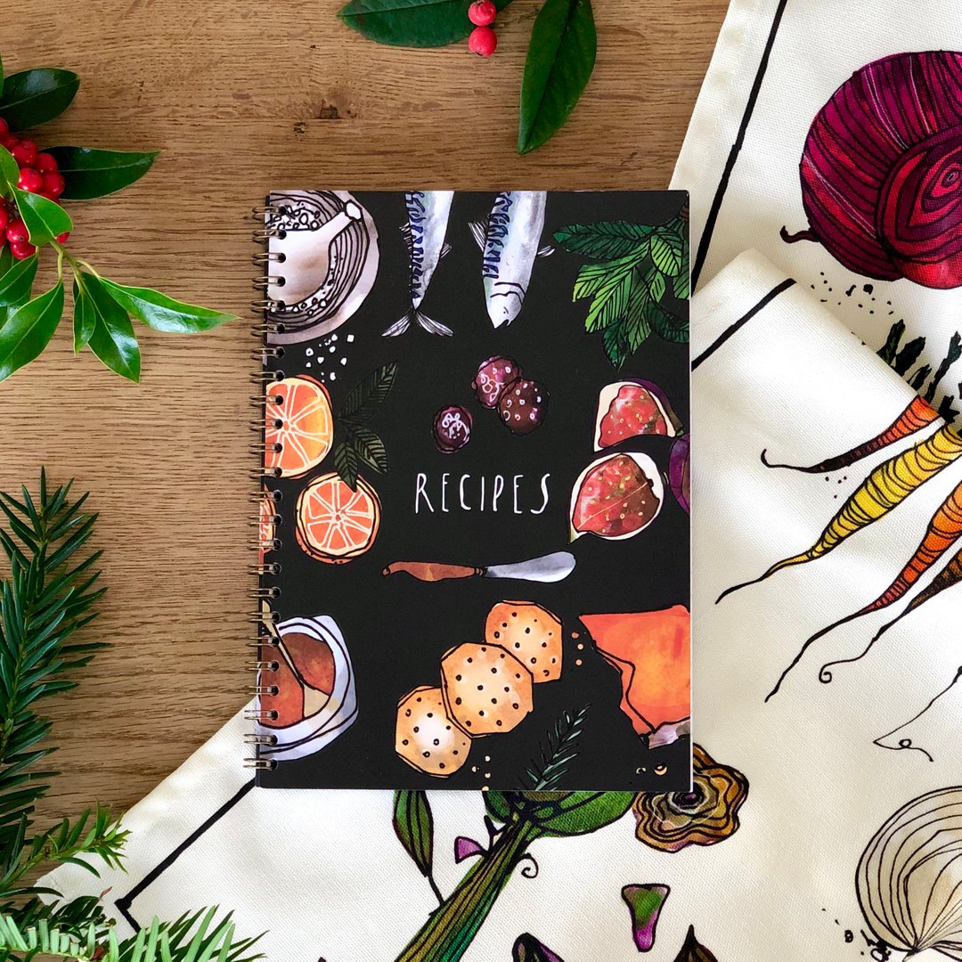 🥘 I don’t know about you but I’ve been really trying (and actually enjoying) upping my cooking and baking game over the last few months. I pop on a true crime podcast, pour a little something nice and just switch off. Our super little recipe books are perfect for cutting o