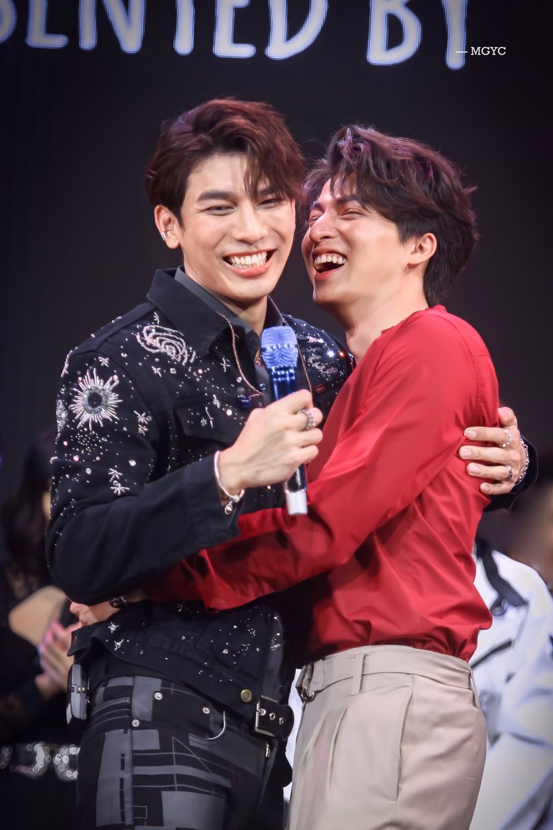 BEST MEWGULF MOMENTS 2020 RANKINGS#7. mew’s showcase and gulf coming to it dressed beautifully and mew saying “babe you dress lovely” as soon as he came on stage [144 votes] 4.5%