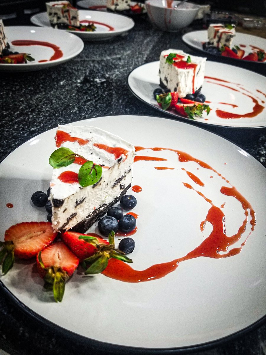 Chefxanaa's tweet photo. Cheesecake will always taste like love !! ⁣

#chefstalk #cheflife #chefxana #culinaryart #chefsofinstagram #everythingart #dessert  #cheesecake #Strawberries⁣ #foodBlogger⁣
#FoodPhotography #professionalchefs #foodartchefs #chefstagram https://t.co/SPscQYLf7v
