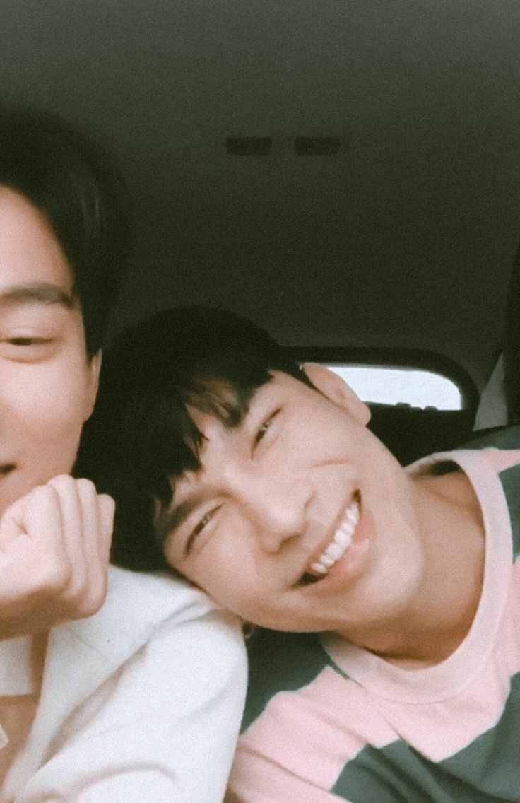 BEST MEWGULF MOMENTS 2020 RANKINGS#6. when mew went to pick up gulf from his internship and they did an ig live in the car [145 votes] 4.53%