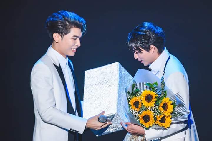 BEST MEWGULF MOMENTS 2020 RANKINGS#5. when mew came to gulf’s birthday concert with sunflowers and even a gift with “from  to ” basically one of the cutest moments ever[148 votes] 4.62%