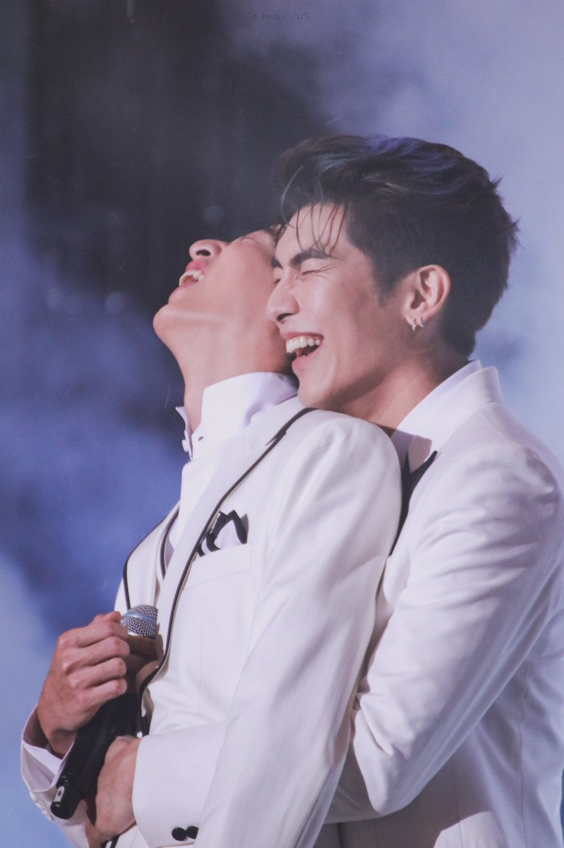 BEST MEWGULF MOMENTS 2020 RANKINGS#5. when mew came to gulf’s birthday concert with sunflowers and even a gift with “from  to ” basically one of the cutest moments ever[148 votes] 4.62%