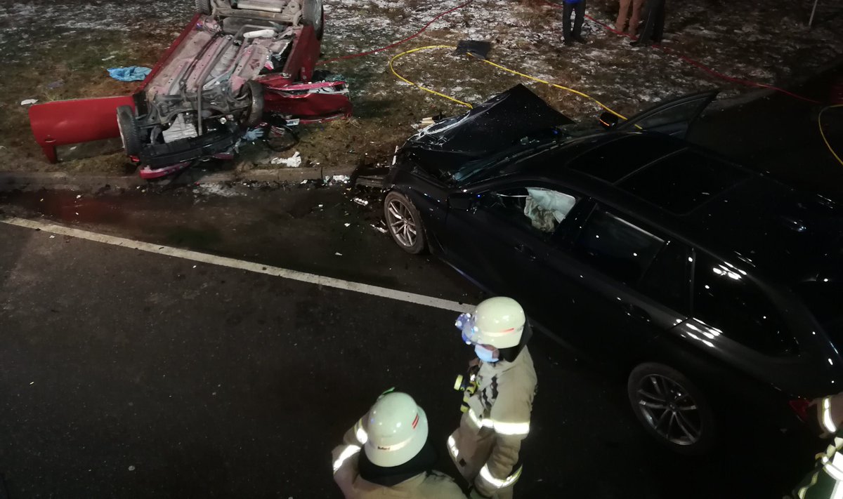 fwboeblingen's tweet photo. Gleich zwei #Einsätze parallel am heutigen Abend Erst ein #Verkehrsunfall in der Panzerstraße und dann noch ein #Brandgeruch in #Dagersheim Mehr dazu findet Ihr hier: https://t.co/hT7xuWQg70. #Feuerwehr #Böblingen #feuerwehrböblingen https://t.co/C0tShn51G4