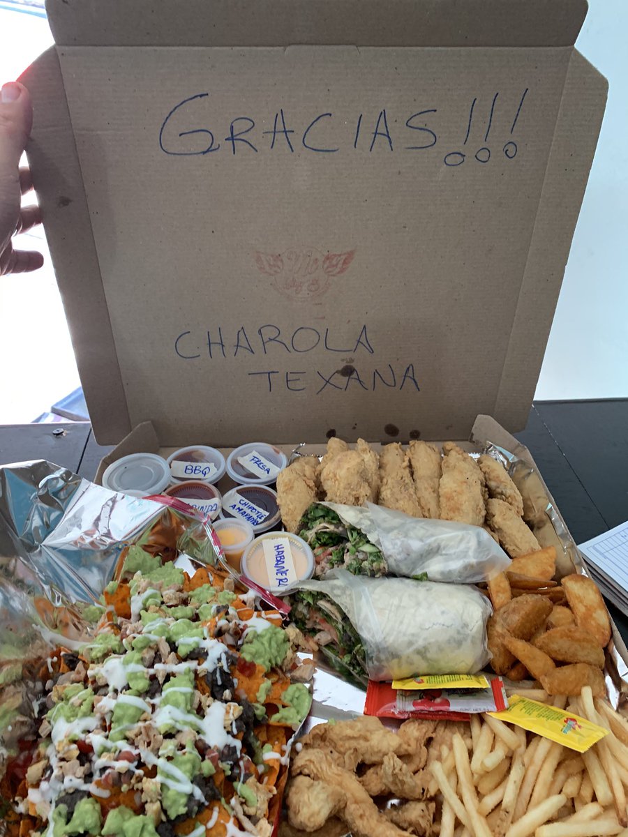 McWingsTlx's tweet photo. #TlaxcalaSeCuida #QuedateEnCasa y disfruta de una #CharolaTexana única en este estilo en compañía de tu familia por #McWingsTlaxcala servicio a Domicilio por Whatssapp al 246-221-66-71. Y también disponible en la aplicación de
#DVolada
#UberEats
#Pronto
#FoodExpress
#Tlaxcala https://t.co/YOSL3BqC87