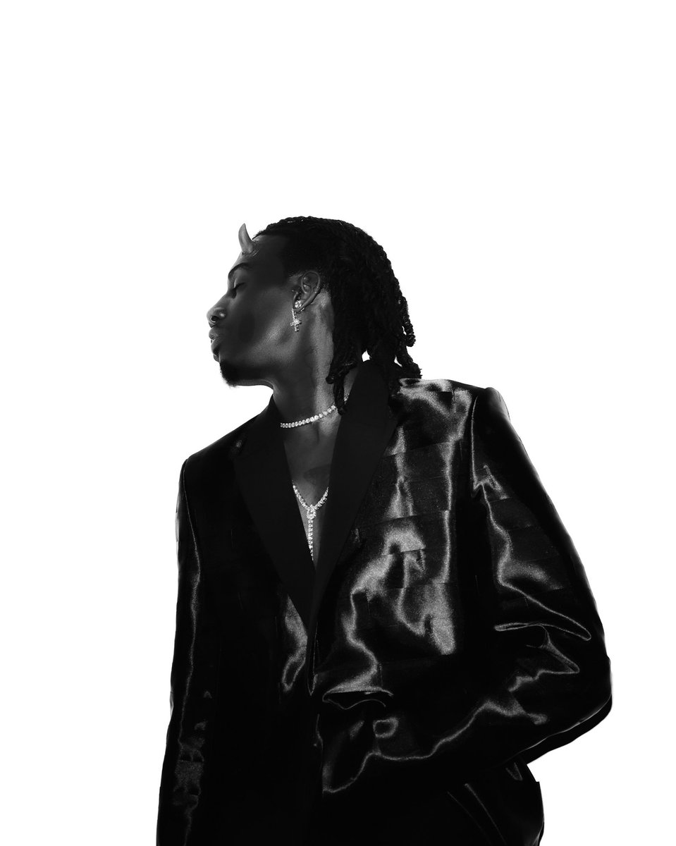 GUNNERSELLWHITE's tweet photo. RED   #1 album https://t.co/Tj6LZPGtYo