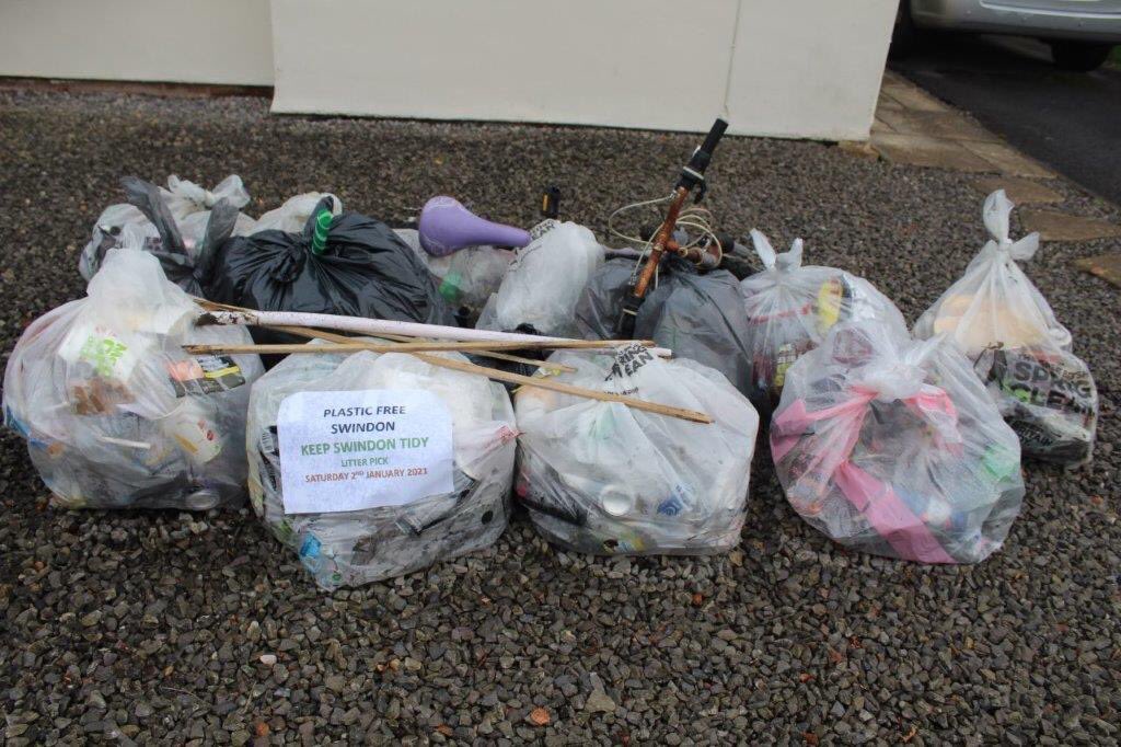Westlea litter pickers pulled in loads of plastic litter in West Swindon this weekend #Swindon - thank you guys! 🙌