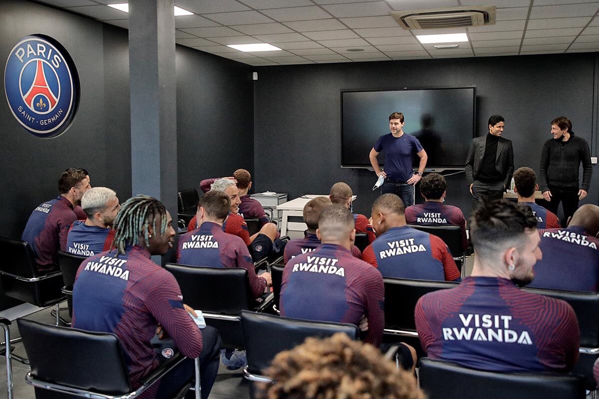 Lorenzo1970_'s tweet image. Ça se voit que Kean c'est celui qui lache des ptites blagues au fond de la classe 😭😭