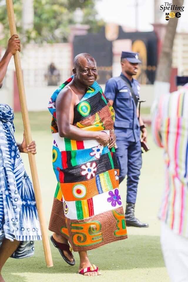WEARING OF TRADITIONAL CLOTH (Ntoma fira); The rich vs the poor.Like many cultures, the wearing of a traditional cloth in Akan/Asante culture has got defined etiquette. You ought to throw the cloth on the left shoulder, and leave the right shoulder bare.A thread....