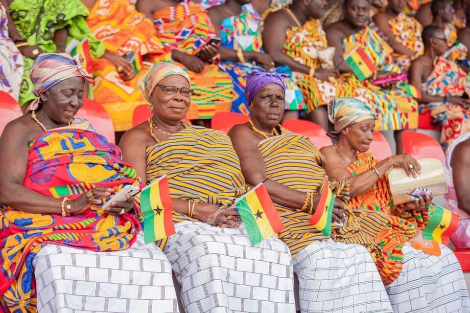 WEARING OF TRADITIONAL CLOTH (Ntoma fira); The rich vs the poor.Like many cultures, the wearing of a traditional cloth in Akan/Asante culture has got defined etiquette. You ought to throw the cloth on the left shoulder, and leave the right shoulder bare.A thread....