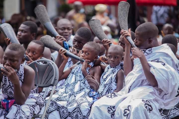 Kente clothes are worn for festive or joyous events, while black or brown \\"ntoma pa\\" (clothes) are allowed for funerals and solemn ceremonies. You may choose to wear a black or brown cloth with imprints of adinkra symbols. But there is a caution here: