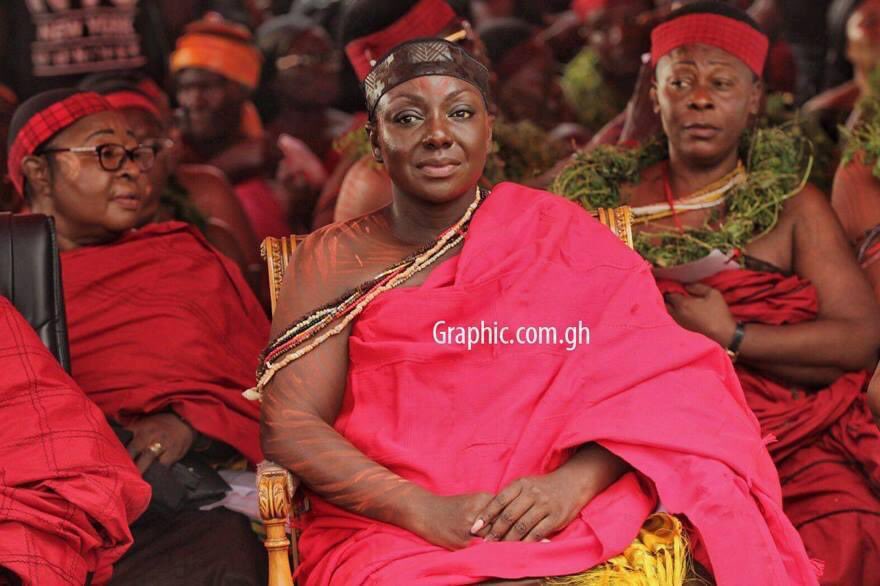 ....with the bereaved family.Do not be surprised to see certain people with some markings smeared on their bodies. Those with red clay markings (known as kotobirigya) are often close relatives to the deceased, those with black markings (known as asafee) on faces....