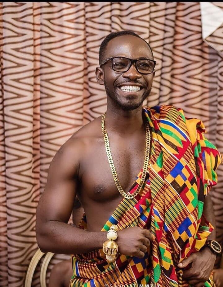 and that he has a wife or wives who will easily do the washing. For the \\"commoner\\" who may have borrowed his cloth, he will have to go for the style known as \\"mokwaa/mesre ntoma fira\\". In this case, the \\"commoner\\" will keep the cloth high off the ground,