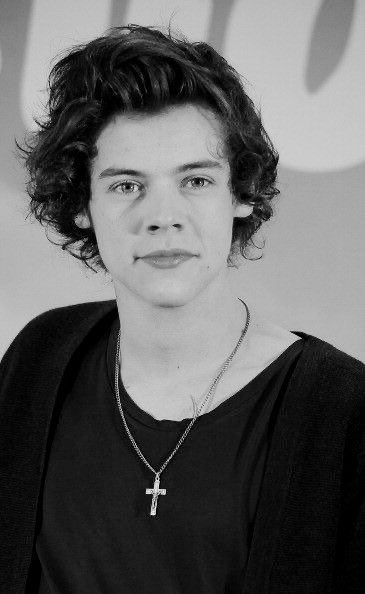 FadingBy tothemoonmydear- loved it!- tw ed/ anorexia- Louis is a fashion student- Harry is his model- friends to lovers- smut- solid storyline9/10 https://archiveofourown.org/works/629683/chapters/1138549