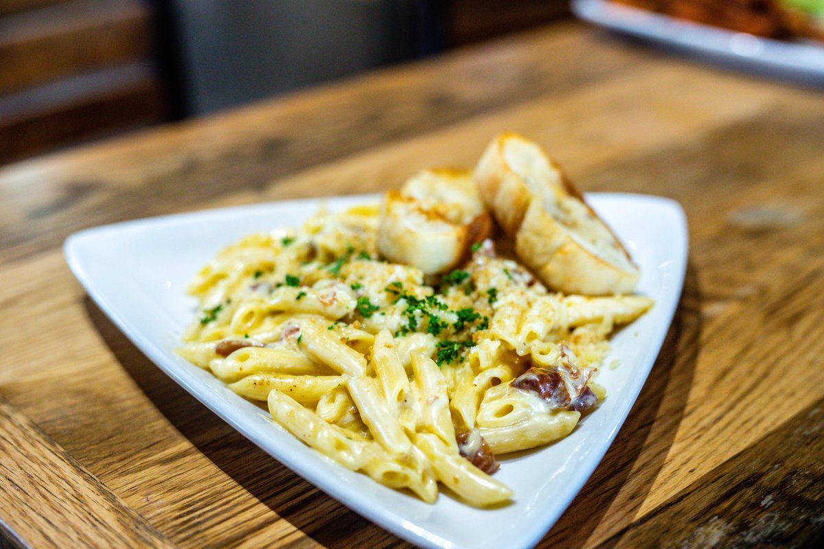 HToads's tweet image. Craving some comfort food as the holidays come to a close? Our adult mac &amp;amp; cheese hits the SPOT! Come see us today for 1/2 price domestic beer, wells and select appetizers while the games are on!

#lakeoftheozarks #macandcheese #yummy #comfortfood #sundayfunday