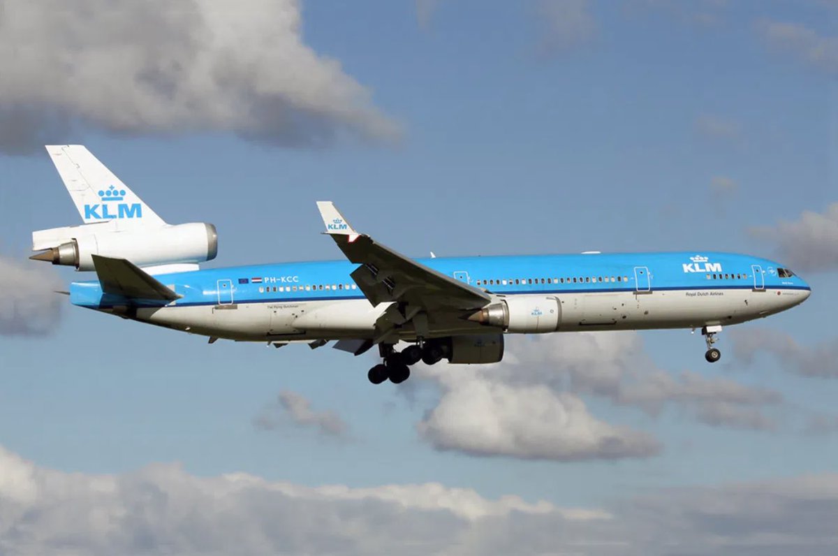 TheAirchive's tweet photo. A fun throwback for this Sunday. Onboard the KLM MD-11 in business class! Shortly after our flight, KLM would retire the fleet type in late 2014. Quite the contrast from KLM's latest business class product on their 787 Dreamliner fleet! #KLM #MD11 #AvGeek https://t.co/eQ6VpmuZLW https://t.co/KEBJwwJScb