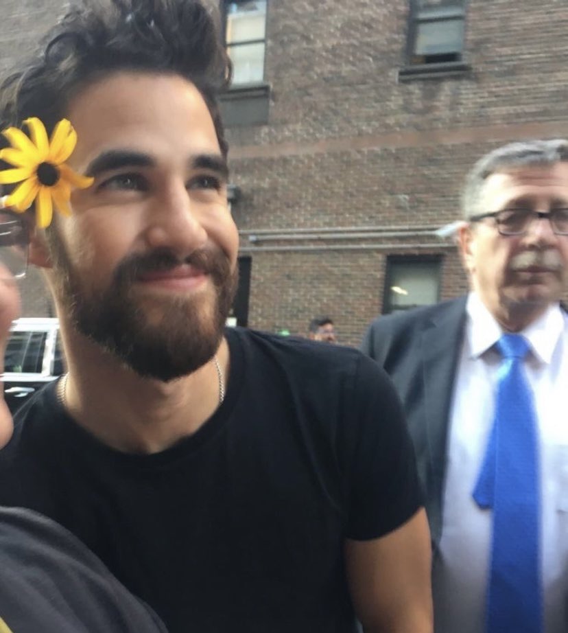 (2) they both like putting flowers in their hair