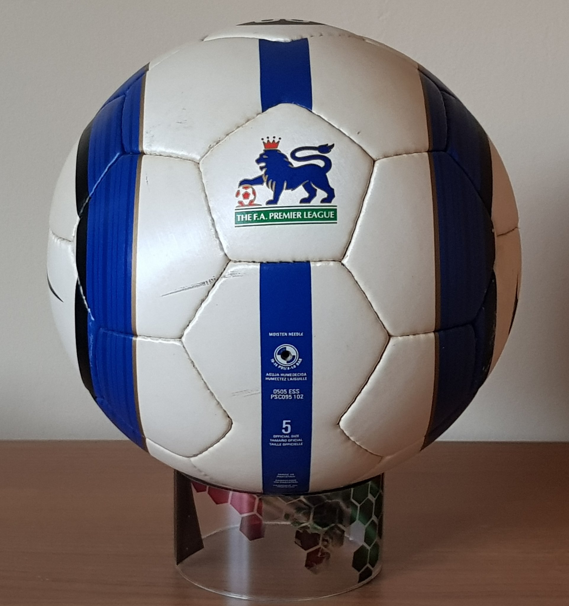 Rob Filby on Twitter: "Nike Total 90 Aerow English Barclays League Official Match Ball 2004/5 - Used #epl #niketotal90 #omb #90sfootball https://t.co/KxfXuJMMJD" / Twitter