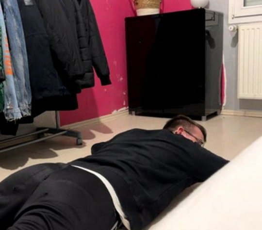 RobinLeRetour's tweet image. Ce mec rentre dans votre salon et se couche comme ça vous faites quoi