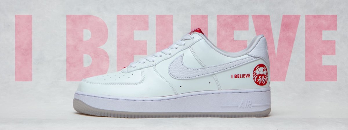 【NIKE AIR FORCE 1 DARUMA】
2002年発売されたスニーカーが装いを新たに復刻販売されます。

絵馬アートを提供させていただき、
ウェブ上でその絵馬に願掛け文字を作成することが出来ます。

発売は1/9より、抽選は本日より!
https://t.co/Hm9THUzVnP
#AF1ダルマ #AF1DARUMA #スニーカー絵馬 #atmos 