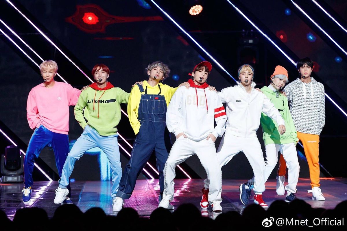 kookesluv's tweet image. ⋆ Go Go 

 – es una crítica social, específicamente a la sociedad consumista que derrocha su dinero en cosas materiales innecesarias o no básicas mientras se vive una dura realidad de crisis económica, pobreza extrema en muchos países.