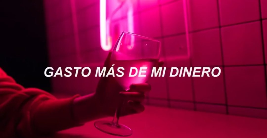 kookesluv's tweet image. ⋆ Go Go 

 – es una crítica social, específicamente a la sociedad consumista que derrocha su dinero en cosas materiales innecesarias o no básicas mientras se vive una dura realidad de crisis económica, pobreza extrema en muchos países.