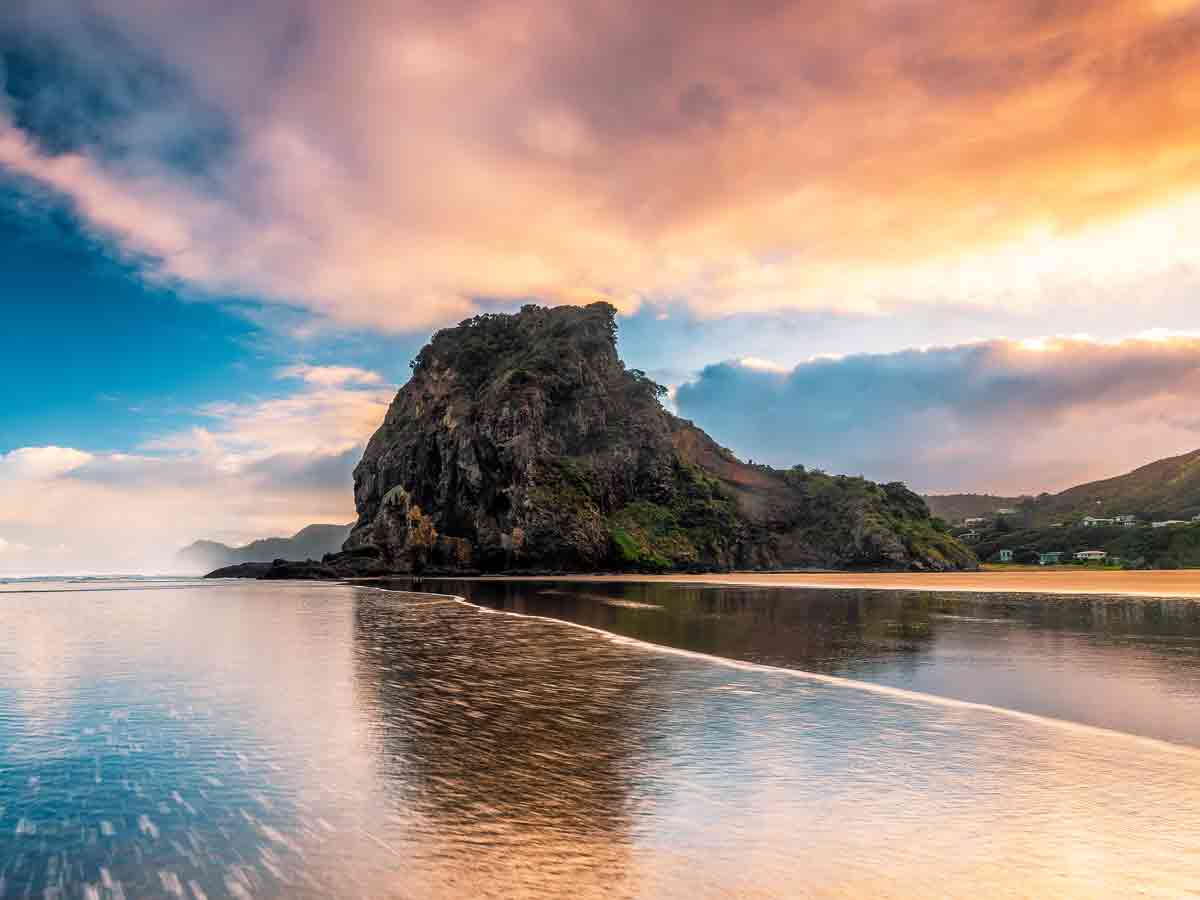 kiwipal's tweet photo. Difficile pour un néo-zélandais de prendre la série amazone prime #thewilds au sérieux… elle est filmée à Piha, une des plages les plus connues du pays.
https://t.co/MTEuLX9mdT https://t.co/wKPqhSwr4z