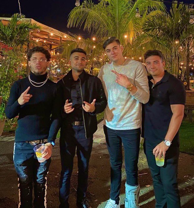 kratoson_ofzeus's tweet photo. Accidentally hit legend status 😪✨🎸🍾 Happy New Year, Friends &family 2021 will be the year for us to shine & thrive like no other lets show how great we are!
•
•
•
#BlueChip #FoxSports #ProLeague #ShowTime #PoundforPound #TopTeamPromo #MonsterEnergy #MealOfChampions https://t.co/3XbAOKUXQb