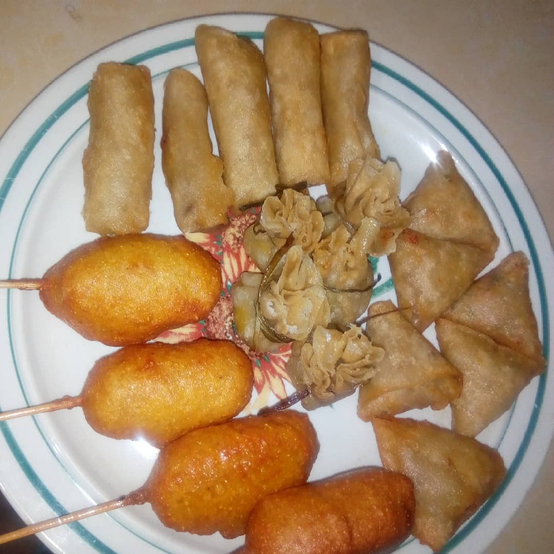 Similolamide's tweet photo. I enjoyed making each one of these proud members of the small chops ensemble:
Spring rolls
Samosa
Moneybag dumplings and
The corndog😍
#smallchops
#smallchopslovers
https://t.co/Jv84iNVh97 https://t.co/AvwEGu1LOy